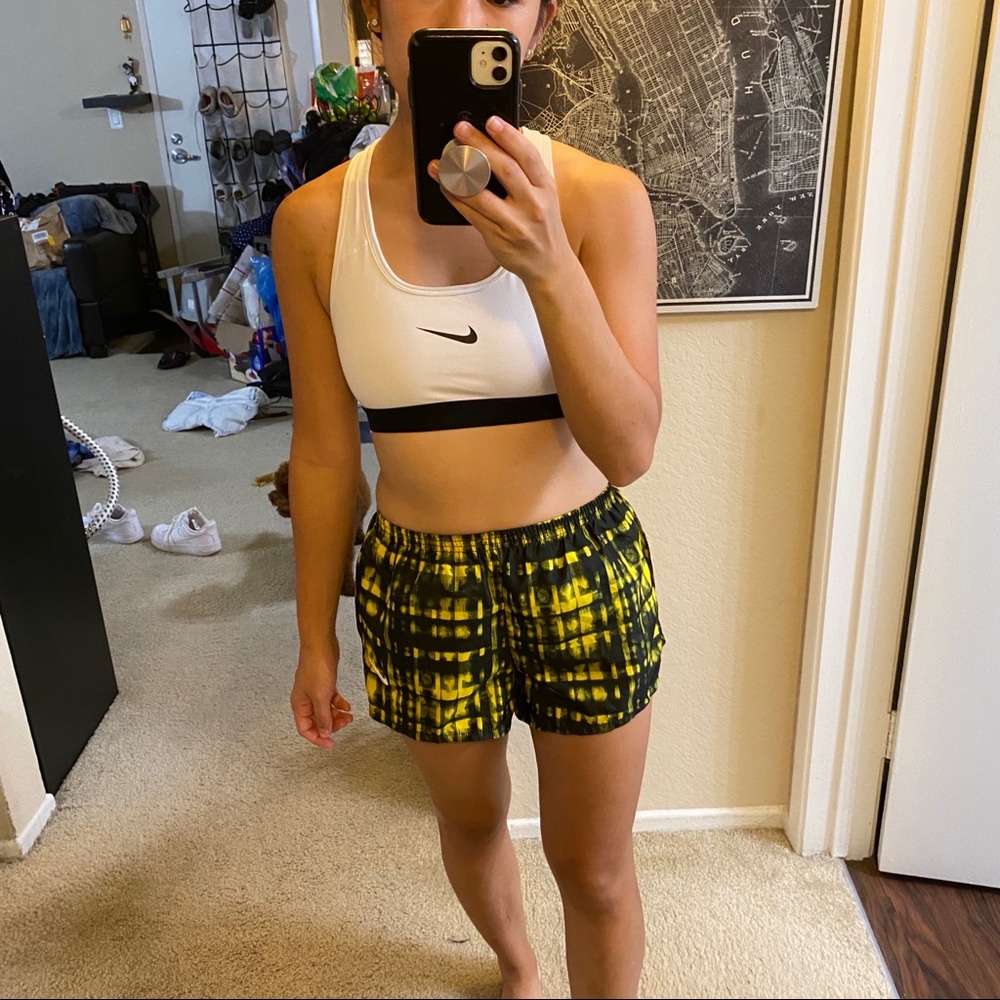 🌟Nike Athletic Running Shorts Yellow Black - Picture 8 of 8